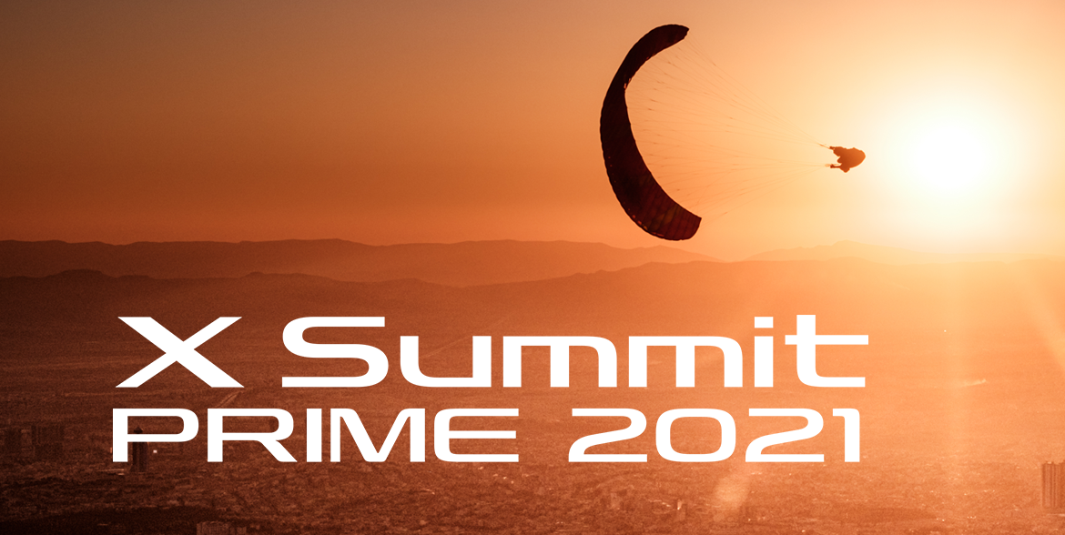 homem de paraquedas ao pôr do sol e logo do evento x summit prime 2021